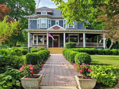 Grand 1800s Victorian Gem: Updated/by Downtown