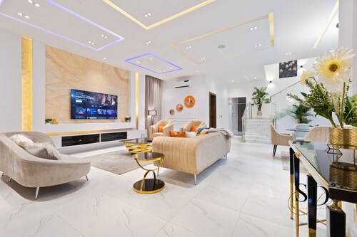  Luxury 5 Bed Home with Swimming Pool, PS 5 Game,Snooker & Table Tenins in Lekki