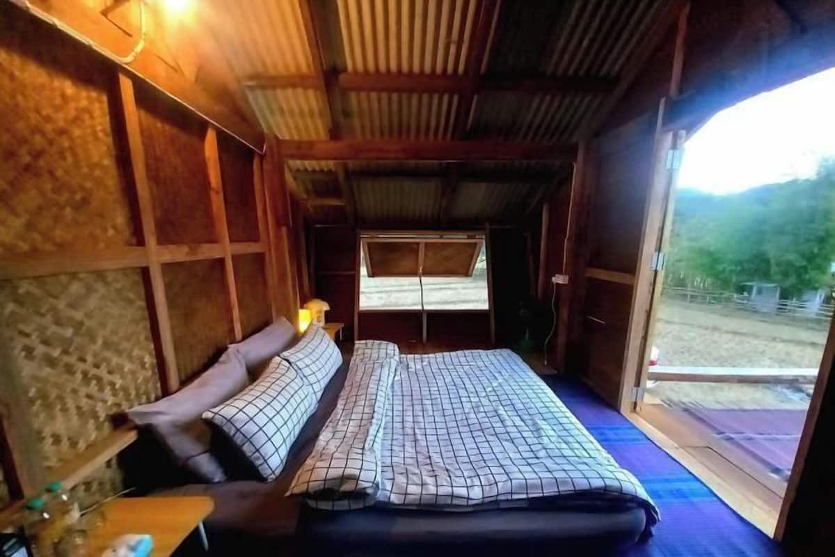 1 bedroom, bed sheets