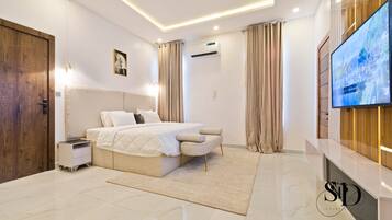 4 bedrooms, iron/ironing board, WiFi, bed sheets