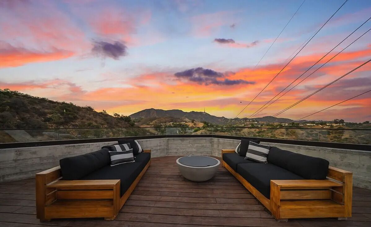 HOLLYWOOD HILLS JETLINER ESTATE \/ GATED \/ POOL \/ VIEWS \/ 4 BEDROOM \/ SMART-HOME