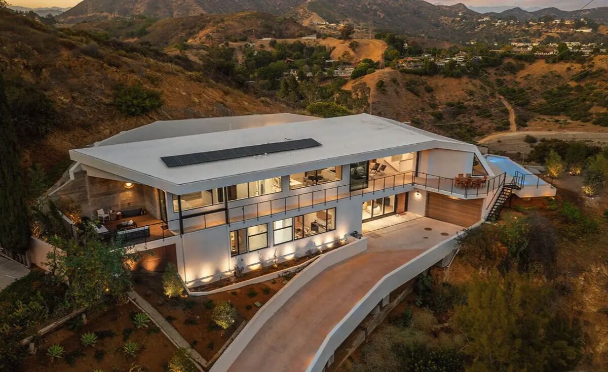 HOLLYWOOD HILLS JETLINER ESTATE / GATED / POOL / VIEWS / 4 BEDROOM / SMART-HOME