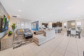 Smart TV, fireplace, video games, table football - Fruit Ninja Arcade, Fast and Furious Racing, Space Bedrooms, Theater, Pool Table: Cosmic Way (Kissimmee)