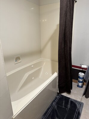 Bubbelbadkar, hårtork, handdukar och tvål