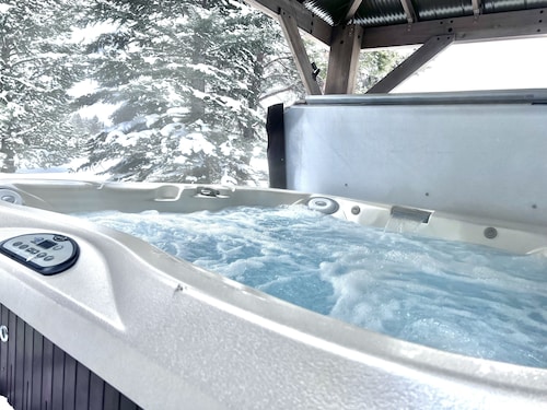 Island Park Cabin w/ Hot Tub • Premier Snowmachine Access•27 Min to Yellowstone