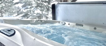 Island Park Cabin w/ Hot Tub • Premier Snowmachine Access•27 Min to Yellowstone