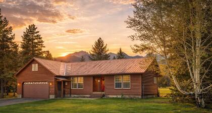 Island Park Cabin w/ Hot Tub • Premier Snowmachine Access•27 Min to Yellowstone