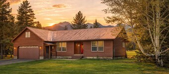 Island Park Cabin w/ Hot Tub • Premier Snowmachine Access•27 Min to Yellowstone