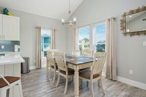 Dining - Shared Pool, Pet Friendly, Water View (Port Aransas)