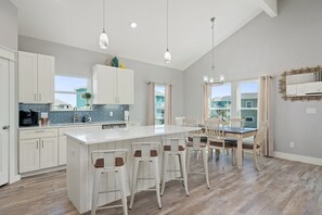 Fridge, microwave, oven, stovetop - Shared Pool, Pet Friendly, Water View (Port Aransas)