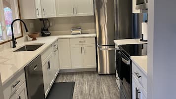 Geladeira, micro-ondas, fogão, cooktop