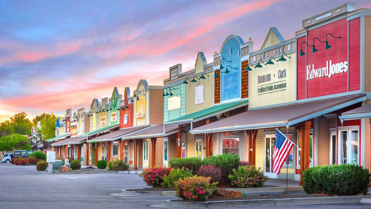 Rivissä on värikkäitä rakennuksia, joiden julkisivuissa on Edward Jonesin ja muiden yritysten kylttejä.