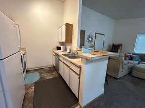 Fridge, microwave, oven, stovetop - Clyde's Crib: Cozy Ms. Pac-Man (Boise)