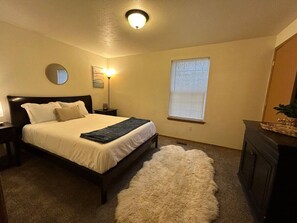 2 dormitoris, escriptori i planxa i posts de planxar 