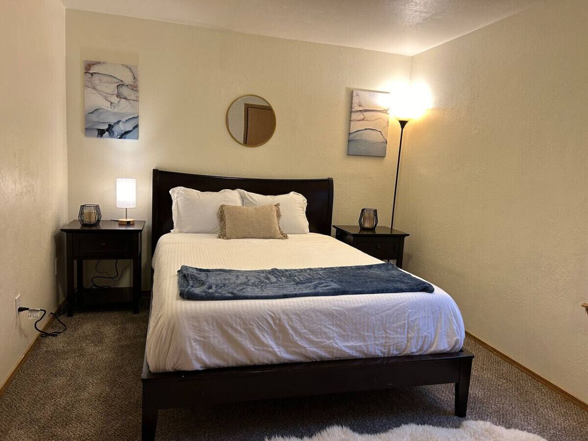 2 室のベッドルーム、デスク、アイロン / アイロン台、旅行用ベビーベッド