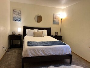 2 عدّة غرف نوم ومكتب ومكواة/لوح كي وسرير سفر