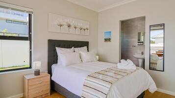 3 slaapkamers, een strijkplank/strijkijzer, gratis wifi, beddengoed