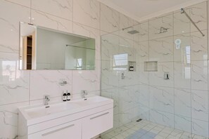 Asciugacapelli, asciugamani, sapone, shampoo