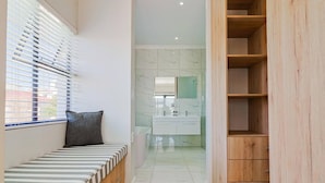 Unclassified image, 5 of 29, button - Sitari on Sea | 3-Bed Villa, Pool & Sea Views, Kleinmond (Kleinmond)