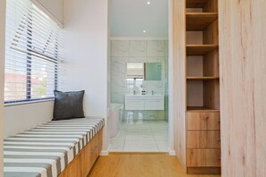 3 bedrooms, iron/ironing board, WiFi (free), bed sheets
