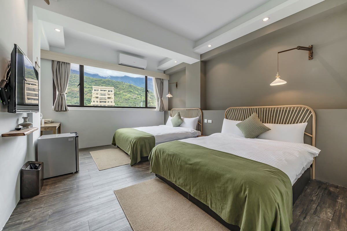 Habitación cuádruple, vistas a la montaña | Cortinas opacas, wifi gratis, ropa de cama