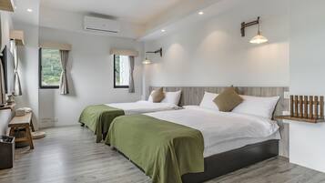 Familierom, fjellutsikt | Blendingsgardiner, wi-fi (inkludert) og sengetøy