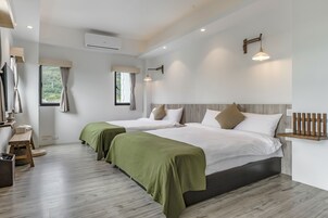 Habitación familiar, vistas a la montaña | Cortinas opacas, wifi gratis, ropa de cama