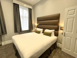 1 bedroom, desk, iron/ironing board, travel cot - 1 Bedroom Spacious Flat with Sky TV, Air Con (Greater London)