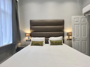 1 Schlafzimmer, Schreibtisch, Bügeleisen/Bügelbrett, Reisekinderbett