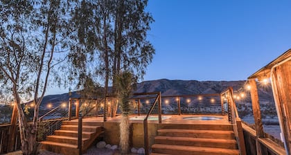 Desert Playground - hot tub, dipping pool, hammocks, stargazing, dog friendly!
