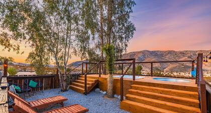 Desert Playground - hot tub, dipping pool, hammocks, stargazing, dog friendly!