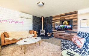 Smart TV y chimenea 