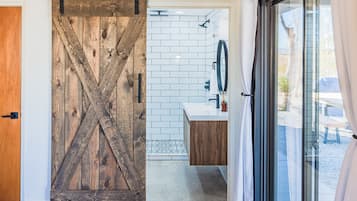 Een douche, een haardroger, een bidet, handdoeken