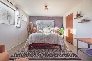 2 bedrooms, iron/ironing board, WiFi, bed sheets - Desert Playground - hot tub, dipping pool, hammocks, stargazing, dog friendly! (Twentynine Palms)