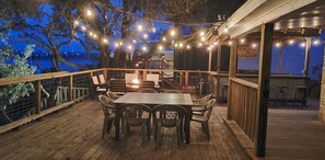 Outdoor dining - Lakefront, Hot Tub, 2 Decks, Grill Station, Fire Pit, Amazing Sunsets, Sleeps 10 (Canyon Lake)