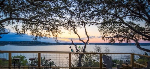 Lakefront, Hot Tub, 2 Decks, Grill Station, Fire Pit, Amazing Sunsets, Sleeps 10