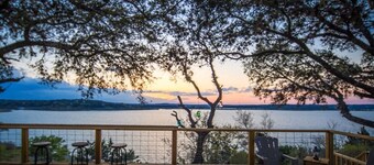Lakefront, Hot Tub, 2 Decks, Grill Station, Fire Pit, Amazing Sunsets, Sleeps 10