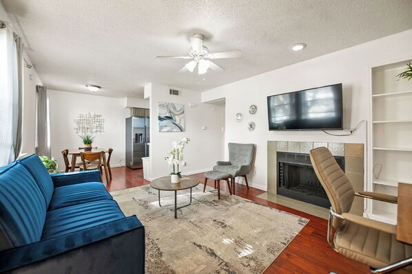 Smart TV, fireplace - 25% OFF Cozy 1BD Condo, Pool, DFW HWY - DFW South Irving I51 (Irving)