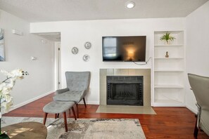 Smart TV, fireplace - 25% OFF Cozy 1BD Condo, Pool, DFW HWY - DFW South Irving I51 (Irving)