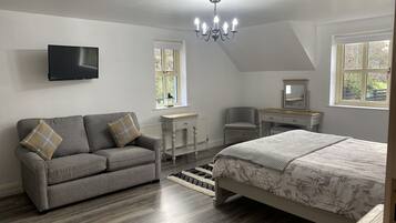 6 bedrooms, WiFi, bed sheets, wheelchair access