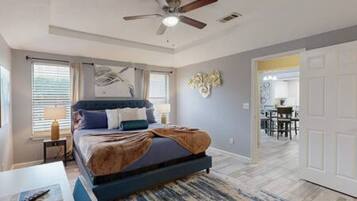 2 habitaciones, escritorio y tabla de planchar con plancha