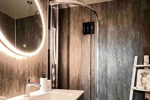 Een douche, handdoeken