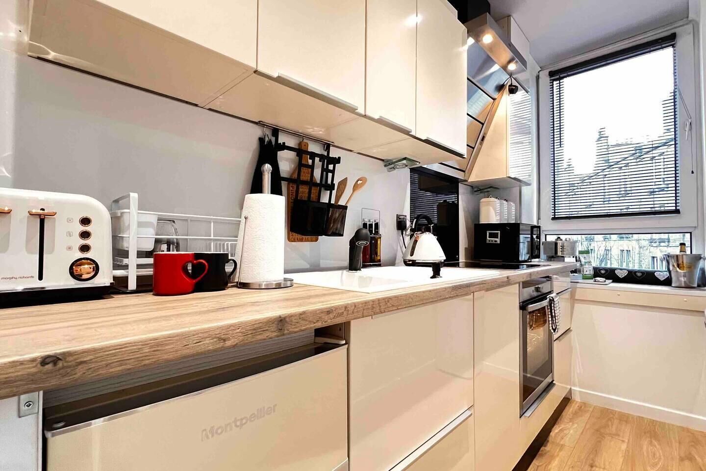 Køleskab, mikrobølgeovn, ovn, kogeplade