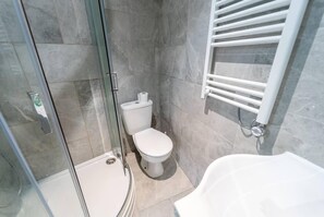 Shower, hair dryer, towels - Captivating 1-Bed studio in Birmingham (Birmingham)