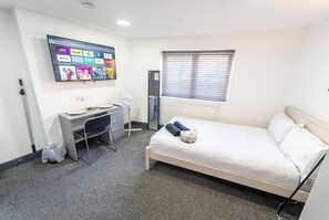 1 bedroom, iron/ironing board, WiFi, bed sheets - Captivating 1-Bed studio in Birmingham (Birmingham)