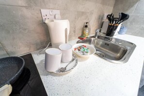 Fridge, microwave, oven, stovetop - Captivating 1-Bed studio in Birmingham (Birmingham)