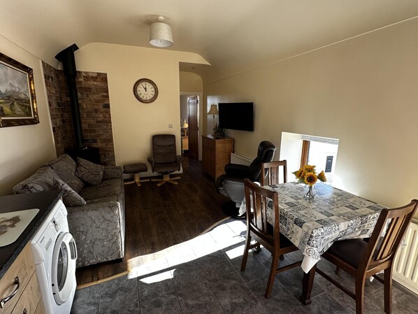 TV, fireplace - Cosy barn conversion in the Mournes (Kilkeel)