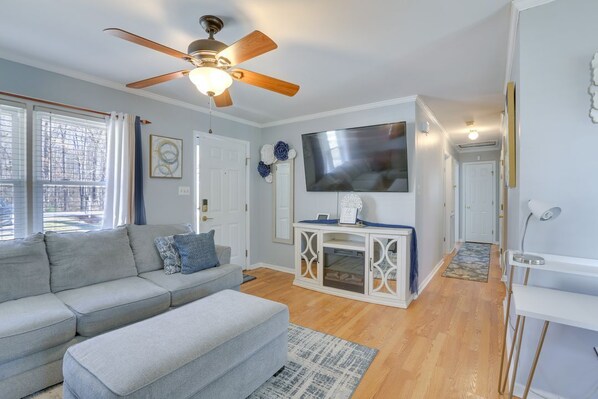 Smart TV, fireplace