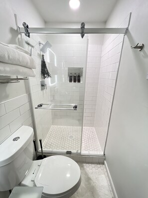 Hair dryer, towels, soap, shampoo - Cozy Pocono Winter Escape 3BD 2BA w/ Fireplace (Albrightsville)