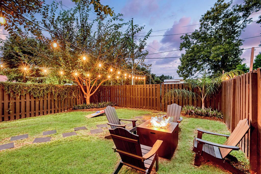 5min to Downtown ~ Fam Friendly ~ Walk to Forsyth ~ Parking ~ Fire Pit ~ Grill